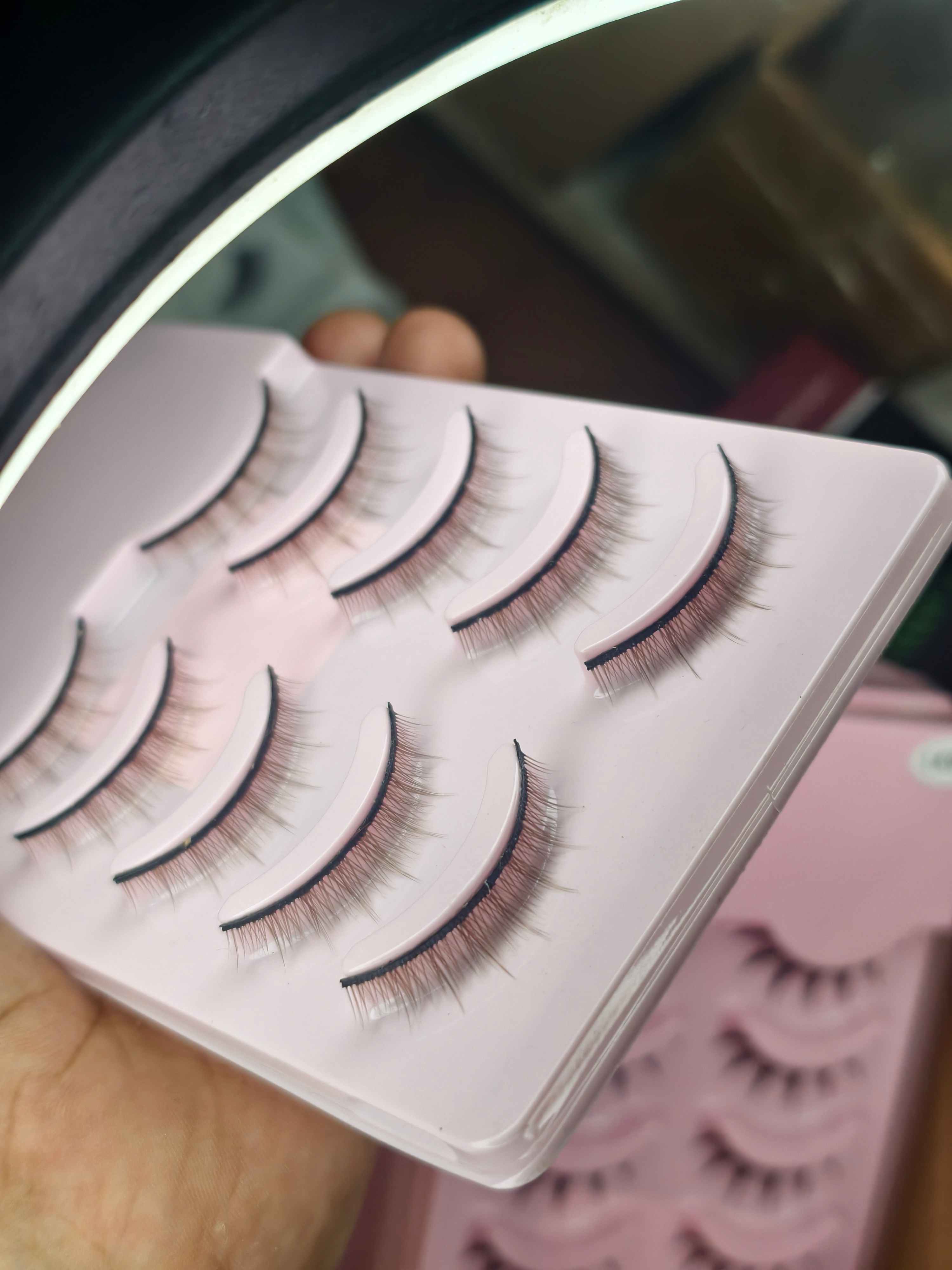 Extremly Natural lightweight lash- E